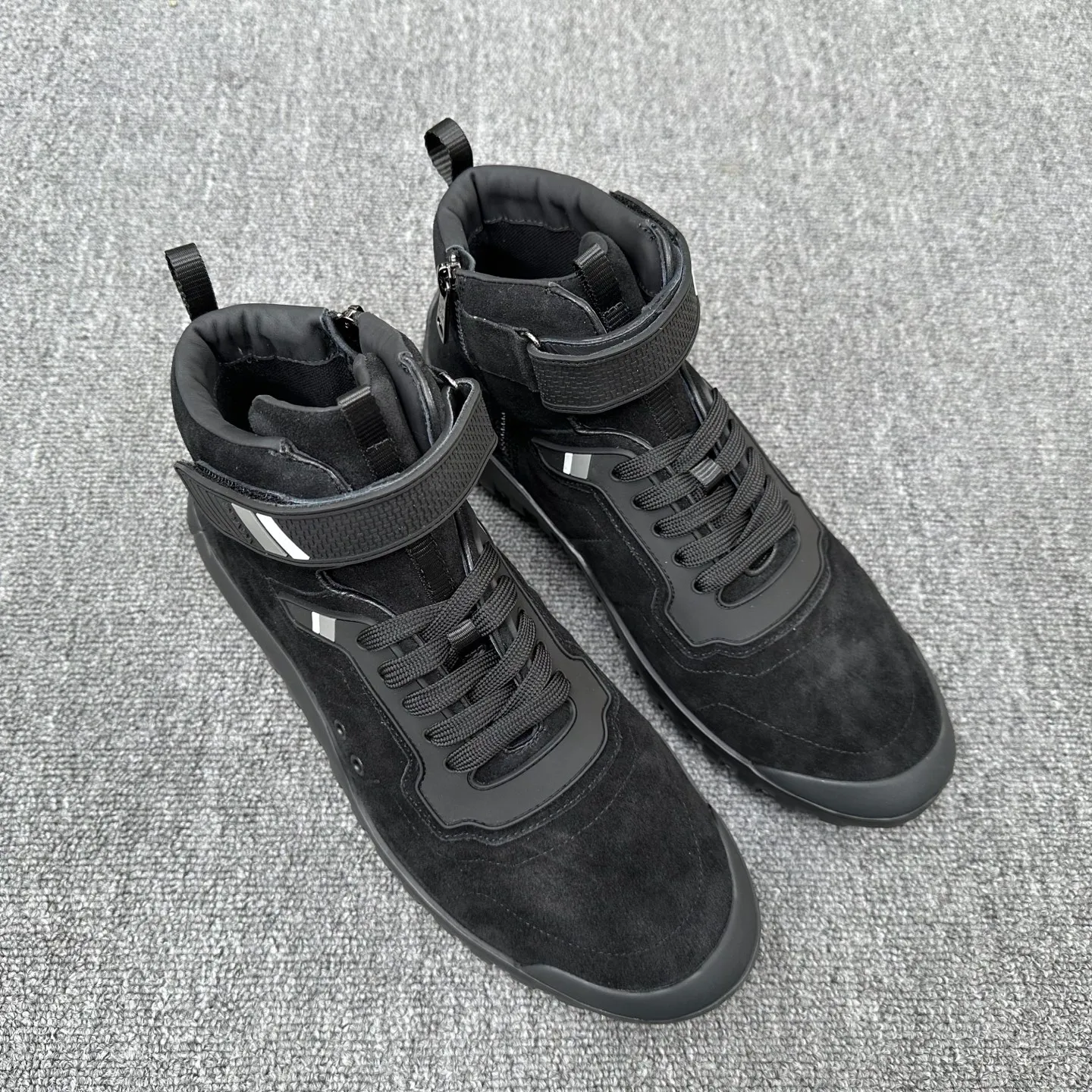 💰880 Prada/Prada’s new men’s spliced ​​casual sports boots! The shoe's exquisite stitching outlines a unique geometric texture, and contemporary lines and details reinterpret the classic sports style. The upper is made of ultra-official material, and the lining is full cowhide. It is lightweight, breathable, practical and versatile. The tongue is decorated with the Prada Milano logo, and the logo print is embellished with the laces. It is paired with a 2.5cm two-color rubber sole to create a comfortable wearing experience. Comes with full set of original packaging dust bag! Size: 39-40-41-42-43-44 (45 customized) standard leather shoe size Item number: 41274651